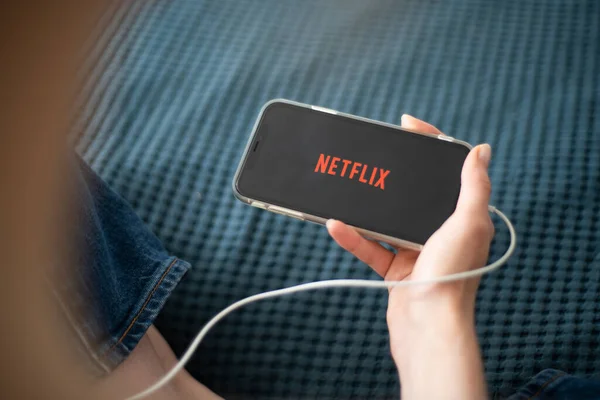 New York City, New York, ABD, 15 Mayıs 2020: Apple iPhone 'da Netflix logosu. Mobil bir cihazda canlı video