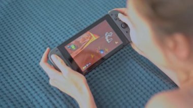 New York City, New York, ABD, 15 Mayıs 2020: Nintendo Switch 'de Mario Kart 8 Deluxe oynayan kız
