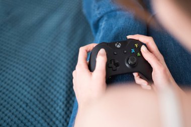 New York City, New York, ABD - 15 Mayıs 2020, kadınların elleri Microsoft Xbox Kontrolörünü tutuyor
