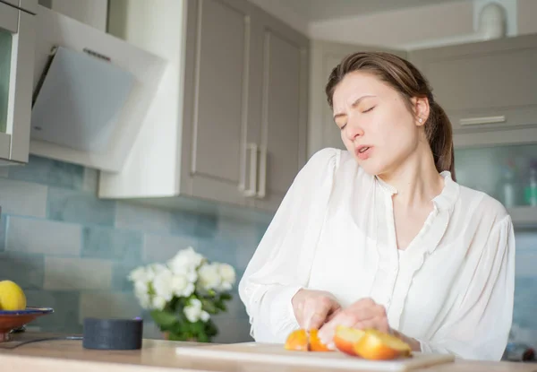 Dynamisch tanzt und singt eine junge Frau zu Musik, die von einem Sprachassistenten abgespielt wird. Intelligente Küchentechnik bringt Spaß — Stockfoto