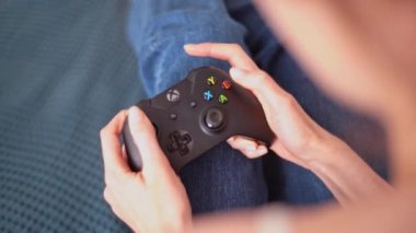 New York City, New York, ABD - 15 Mayıs 2020, kadınların elleri Microsoft Xbox Kontrolörünü tutuyor