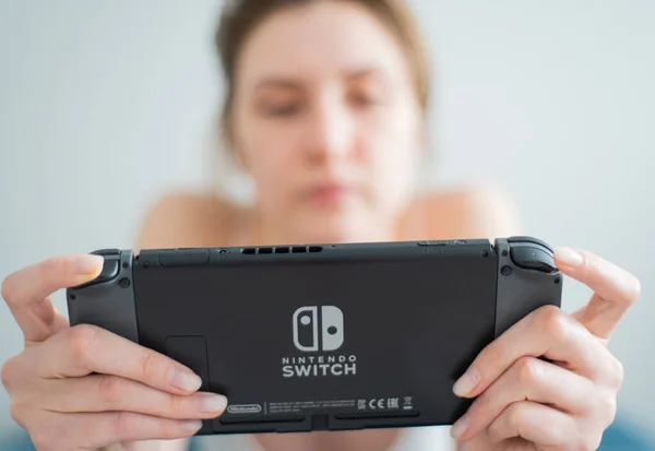 뉴욕, 뉴욕, 미국 - 5 월 15 일, 2020 년 5 월 15 일, 게임 콘솔 닌텐도 스위치가 한 젊은 여성의 가까이 다가가다 — 스톡 사진