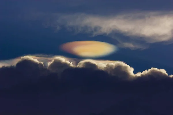 Nuvem de OVNI de iridescência — Fotografia de Stock
