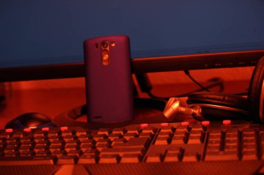 Klavye yakınındaki Askılı Kulaklıklar