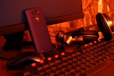 Klavye yakınındaki Askılı Kulaklıklar