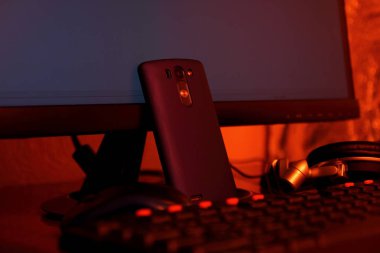 Klavye yakınındaki Askılı Kulaklıklar