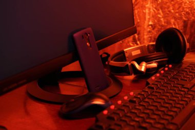 Klavye yakınındaki Askılı Kulaklıklar