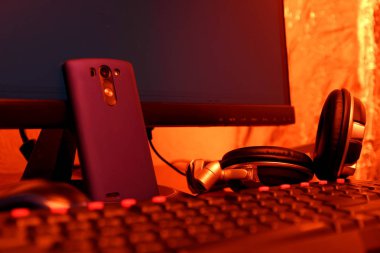 Klavye yakınındaki Askılı Kulaklıklar