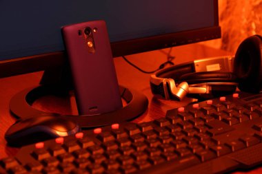 Klavye yakınındaki Askılı Kulaklıklar