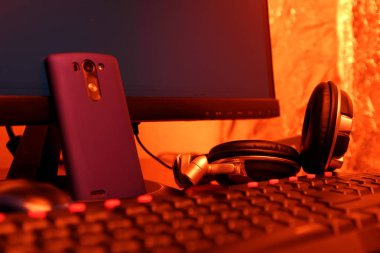 Klavye yakınındaki Askılı Kulaklıklar