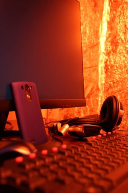 Klavye yakınındaki Askılı Kulaklıklar