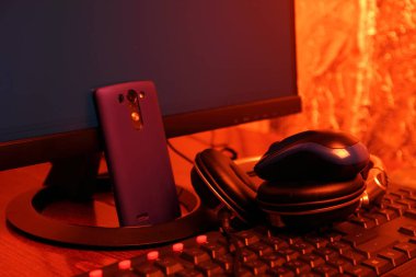 Klavye yakınındaki Askılı Kulaklıklar