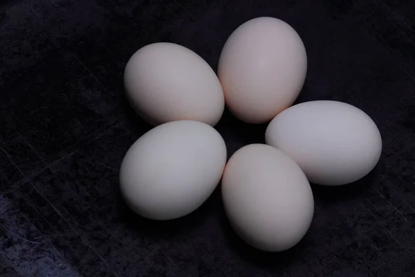 Куриные яйца перед приготовлением — стоковое фото