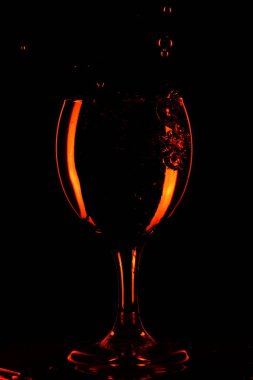 Sıcak kokteyl cam içine dökülen