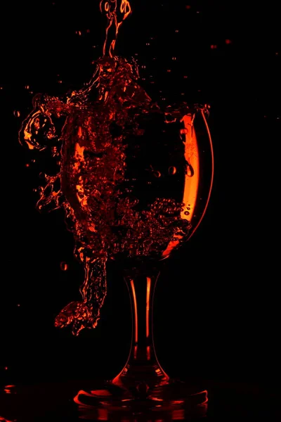 Heißer Cocktail gießt in ein Glas — Stockfoto