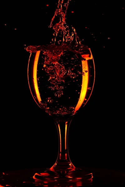 Cocktail quente derrama em um copo — Fotografia de Stock