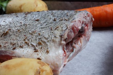 Pişirmeden önce sebze ile balık