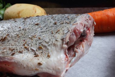 Pişirmeden önce sebze ile balık