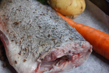 Pişirmeden önce sebze ile balık