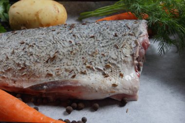 Pişirmeden önce sebze ile balık