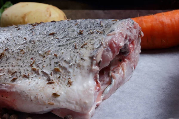 Peixe com legumes antes de cozinhar — Fotografia de Stock