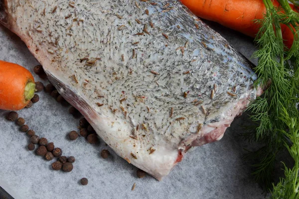 Pescado con verduras antes de cocinar — Foto de Stock