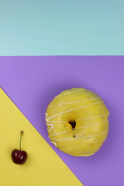 Pop art donut on holiday — Stock Photo, Image
