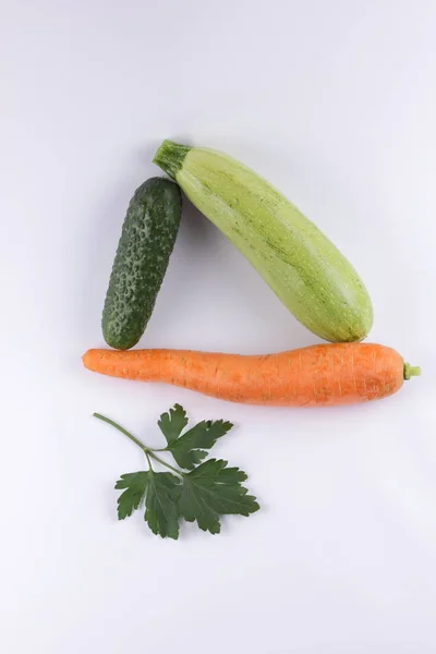 Pepinos, calabacines y zanahorias para ensalada — Foto de Stock