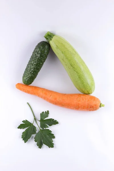 Pepinos, calabacines y zanahorias para ensalada — Foto de Stock