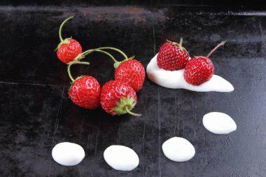 Bir mahzende taze çilek