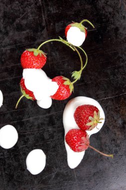 Bir mahzende taze çilek