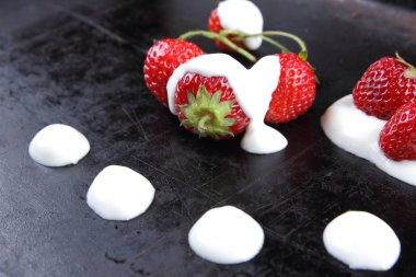 Bir mahzende taze çilek