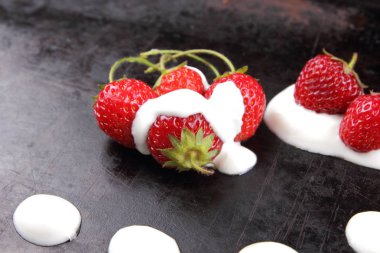 Bir mahzende taze çilek