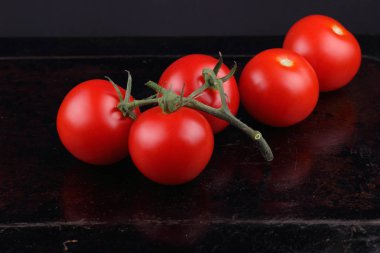 Yeşil sazlık ile domates