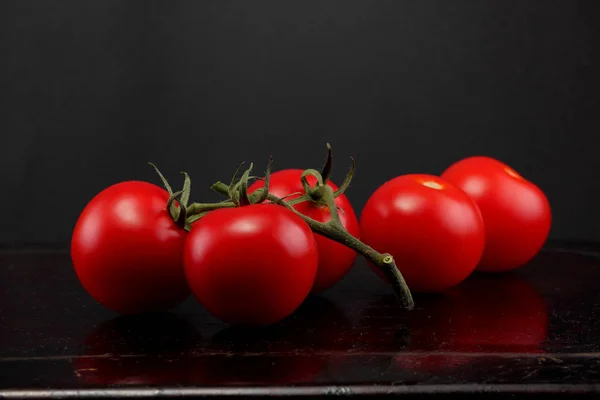Tomaten mit grünem Schilf — Stockfoto