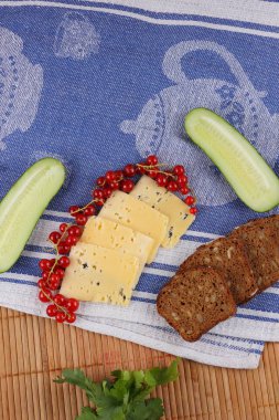 Kırmızı kuş üzümü ile Retro natürmort