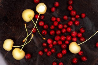 Kırmızı orman meyveleri yıkanmış