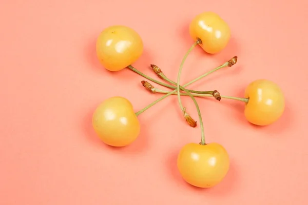 Жовтий вишневий поп-арт — стокове фото