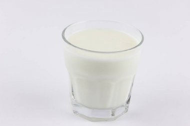 Şeffaf bir bardak yoğurt