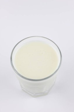 Şeffaf bir bardak yoğurt