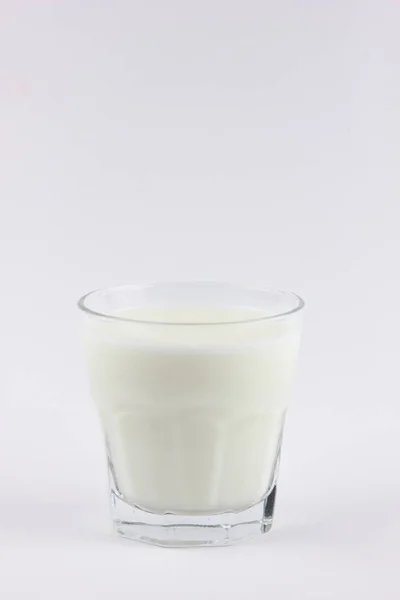 Йогурт в прозрачном стекле — стоковое фото