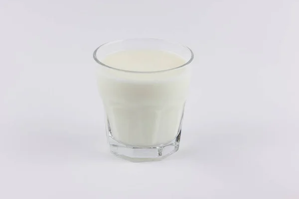 酸奶在透明的玻璃杯 — 图库照片