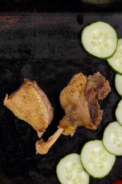 Ördek fırında sebzeli yemek