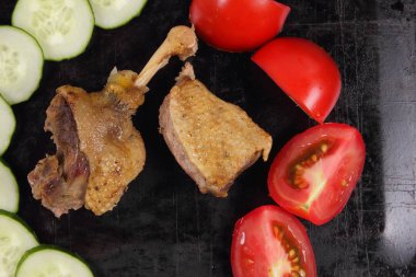 Ördek fırında sebzeli yemek