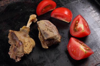 Ördek fırında sebzeli yemek