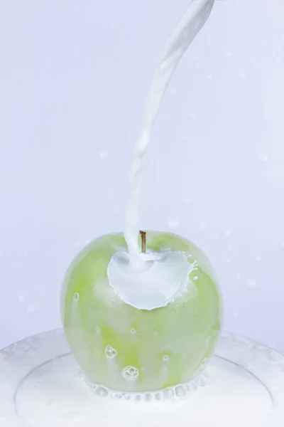 Saftige, appetitliche Äpfel in Milch — Stockfoto