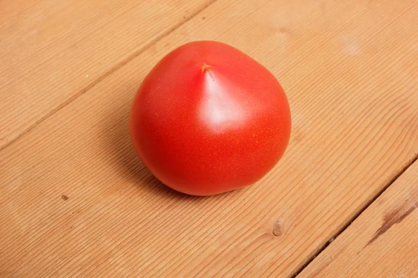 Tomat i ett vakuum — Stockfoto