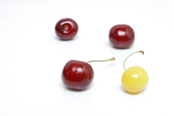 Cherry dalam kekosongan — Stok Foto