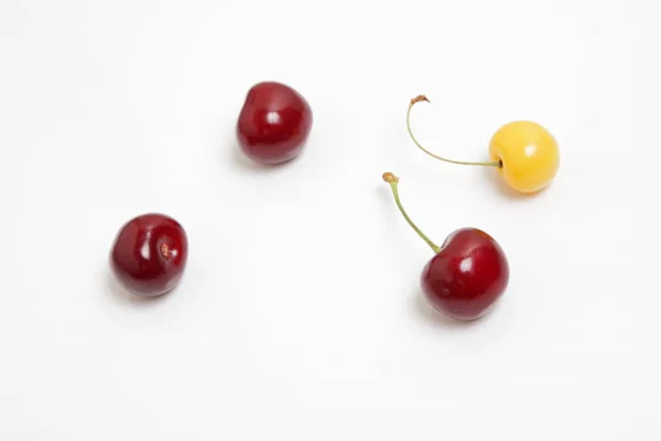 Cherry dalam kekosongan — Stok Foto
