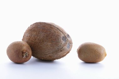 Beyaz arka planda hindistan cevizi